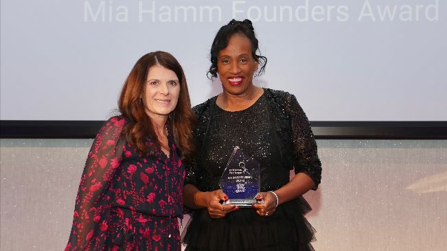 Jackie Joyner Kersee poses next to Mia Hamm after accepting her Mia Hamm Founders Award